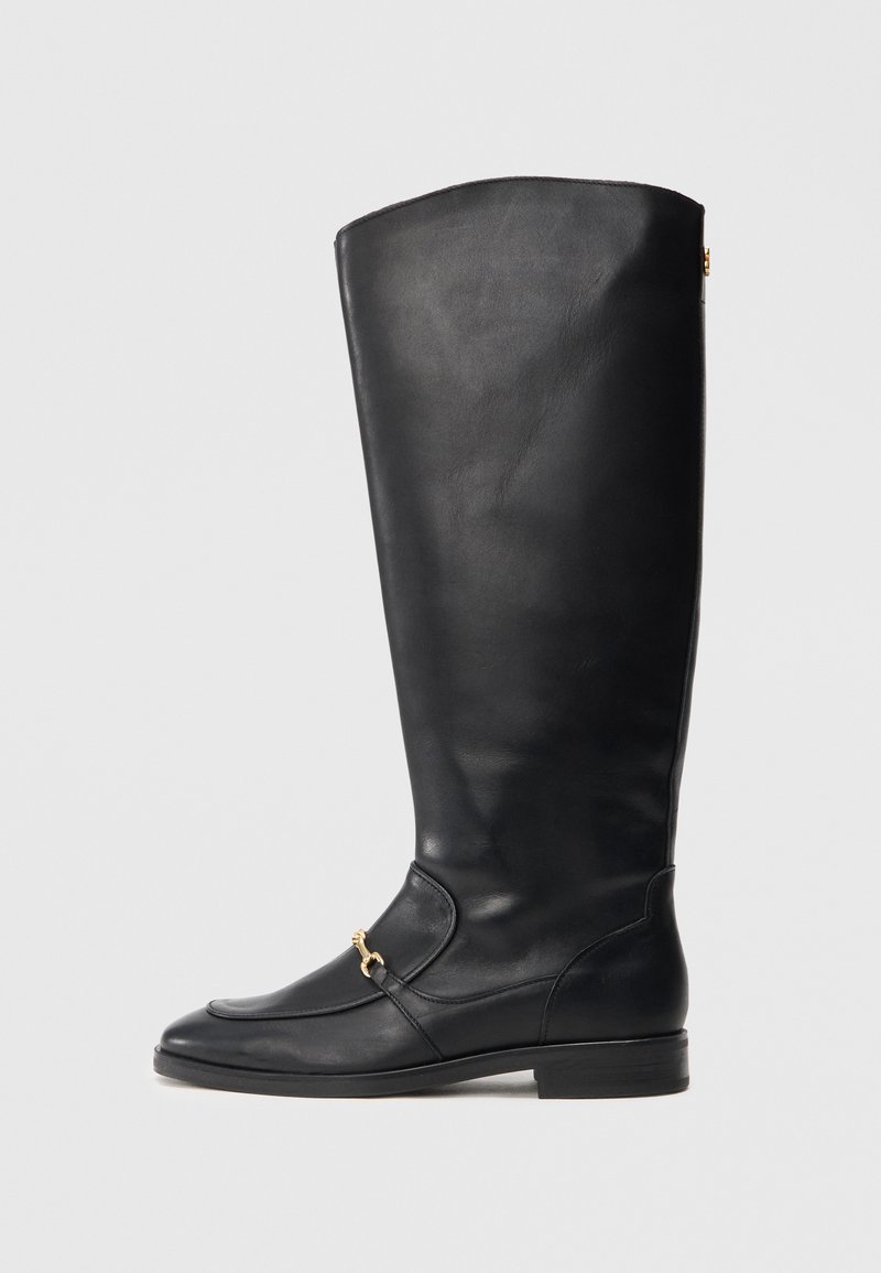 Stivale nero in pelle, alto fino al ginocchio, con una superficie liscia, punta rotonda, accessorio in metallo sul lato e tacco a blocco basso. Design semplice e raffinato.