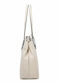 Sac fourre-tout en cuir beige avec une texture douce, doté de deux poignées avec accents noirs et d'un haut zippé. Design minimaliste sans ornements.