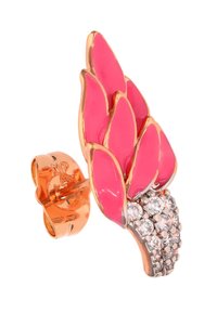 Ørestik i guldfarvet metal med lagdelte pink emalje-petal og en række klare rhinsten som accenter. Glat tekstur med skinnende finish.