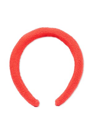 Fascia per capelli morbida rivestita in tessuto rosso con design arrotondato e estremità aperte su sfondo bianco.