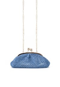 Niebieska pleciona torebka kopertowa o zaokrąglonym kształcie, metalowy zamek z dwoma dekoracyjnymi koralikami oraz łańcuszkiem na ramię. Teksturowane wykończenie.