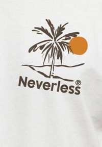 Weißes T-Shirt mit einem braunen Palmenbaum-Design und einer orangefarbenen Sonne, begleitet von dem Text "Neverless®" in dunkelbraun.