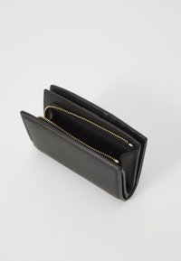 Zwart leren portemonnee met een gestructureerd oppervlak, voorzien van een ritscompartiment en open secties, met gouden hardware details.