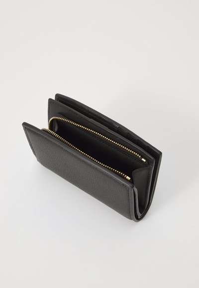 Portefeuille en cuir noir avec une surface texturée, doté d'un compartiment zip et de sections ouvertes, mettant en valeur des détails en métal doré.