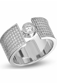 Anello in argento con una pietra centrale rotonda e trasparente, fiancheggiata da sezioni testurizzate ricoperte di piccole pietre trasparenti per un tocco di brillantezza e contrasto.