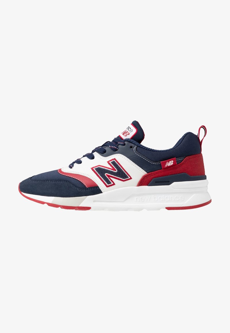 Chaussure de sport bleu marine et rouge avec dessus en suède et maille, semelle intermédiaire blanche, logo "N" bien visible, accents bleu marine et détail texturé au talon.