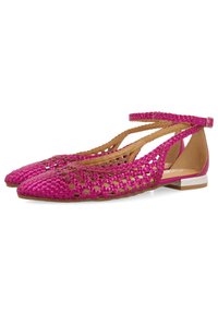 Bailarinas tejidas rosas con puntera afilada, tira en el tobillo y suela plana. Presentan un diseño minimalista y un acabado metálico cerca del talón.