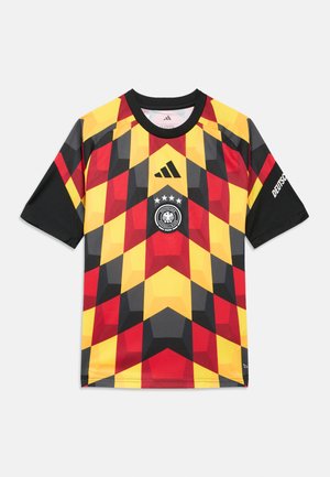 Maillot de football Adidas à manches courtes avec un motif géométrique rouge, noir et jaune, doté d'un col rond et du logo sur la poitrine et la manche.
