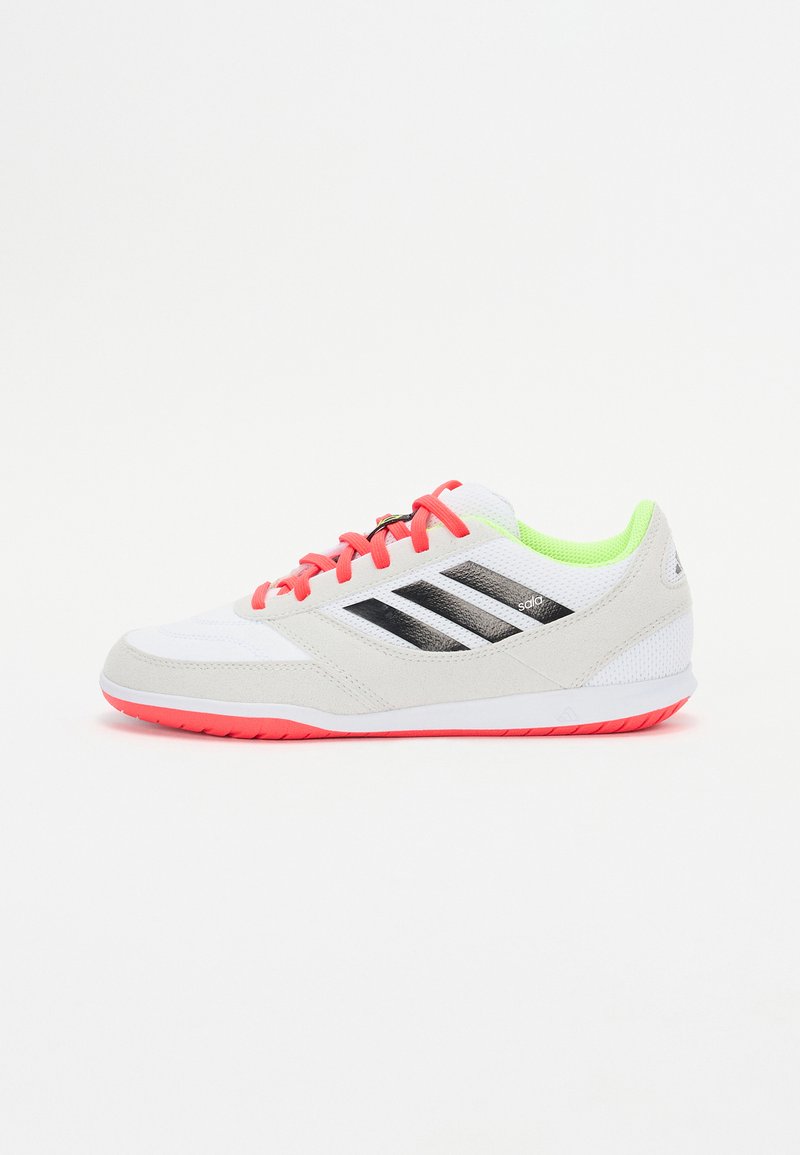 Zapatillas deportivas con una parte superior sintética blanca, detalles en ante gris, rayas negras, cordones de color rosa brillante y un forro interior verde neón.