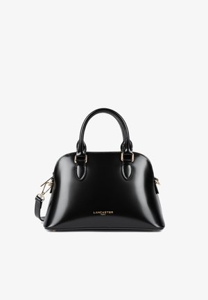 Sac à main en cuir noir avec un design structuré, des poignées supérieures, des accessoires en argent et une fermeture à glissière. Présente un logo à l'avant.