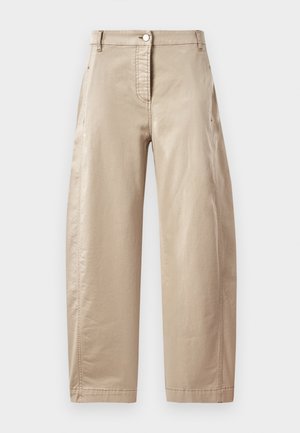 Calças largas bége em um suave misto de algodão, com fecho frontal por botão, bolsos laterais e detalhes de costura visíveis.