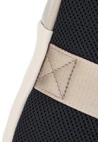 Producto de malla y tela en negro con un acento beige. Presenta un patrón bordado y una superficie texturizada, con bordes suaves y material duradero.