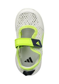 Sneaker bianco in rete con una fascia gialla neon e accenti navy. Presenta una punta arrotondata e una suola testurizzata, progettata per la traspirabilità.