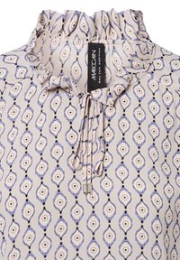 Langärmlige Bluse mit Rüschenkragen, aus leichtem Stoff gefertigt. Mit einem sich wiederholenden floralen Muster in Lavendel und Schwarz mit roten Akzenten.