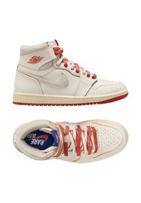 Weiße Leder High-Top Sneaker mit roten Schnürsenkeln und Akzenten. Verfügt über eine strukturierte Zunge und ein Logo, eine kontrastierende Sohle und eine perforierte Zehenbox.