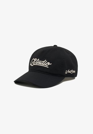 Sort baseballkasket med buet skygge, broderet med hvid "studio" foran og mindre hvid kursiv tekst på siden.