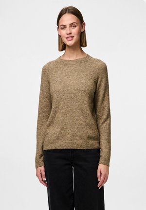 Pull en laine marron texturé avec un col rond et des manches longues, fabriqué à partir d'un matériau doux. Porté avec un pantalon noir pour le contraste.