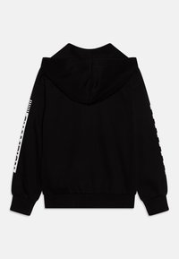 Felpa con cappuccio nera con polsini e orlo a costine. La manica sinistra presenta un motivo grafico bianco. Il tessuto sembra morbido e texture.