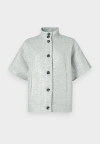 Kortærmet jakke med fiskebensmønster i lysegråt stof med høj krave og fem mørke knapper ned foran.