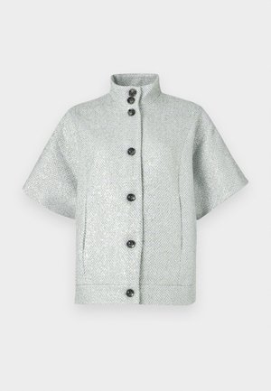 Kortærmet jakke med fiskebensmønster i lysegråt stof med høj krave og fem mørke knapper ned foran.