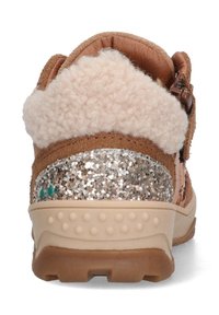 Chaussure marron avec un col en fourrure crème, accents dorés pailletés et semelle beige présentant une surface texturée et un design à clous.