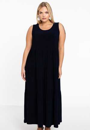 Mørkeblå, ærmeløs maxikjole lavet af blødt stof, med et lagdelt design og en let pasform. Minimalistisk stil, ingen mønstre eller udsmykninger.