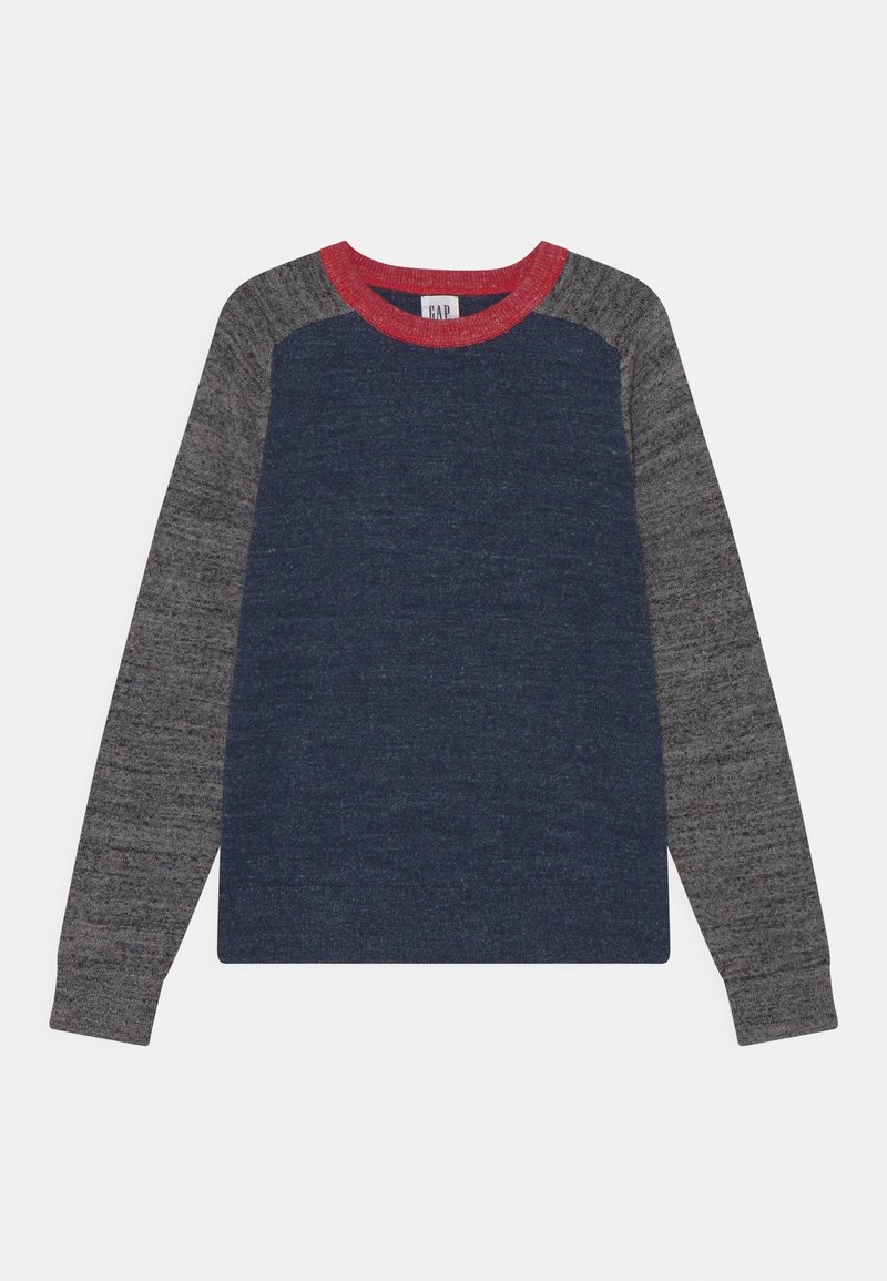 T-shirt à manches longues avec encolure ronde, corps bleu marine, manches grises et col rouge, posé à plat sur un fond blanc.