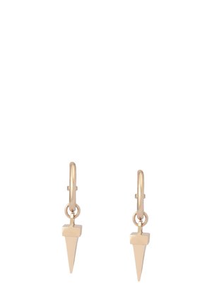 Boucles d'oreilles couleur or avec un design en anneau et un pendentif géométrique en forme de pointe suspendue. Texture lisse avec une finition polie, style minimaliste.