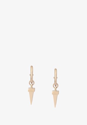 Orecchini color oro con design a cerchio e ciondolo pendente a forma di punta geometrica. Texture liscia con finitura lucida, stile minimalista.