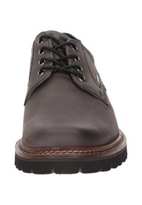 Scarpa da abito in pelle grigia con punta arrotondata, lacci neri, occhielli in metallo e suola in gomma testurizzata con un accento cucito sul tallone.