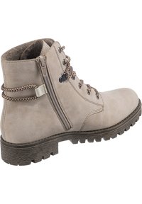 Botín de ante beige hasta el tobillo con un acabado texturizado, cordones marrones, cremallera lateral y suela de goma gruesa con un dibujo en la banda de rodadura.
