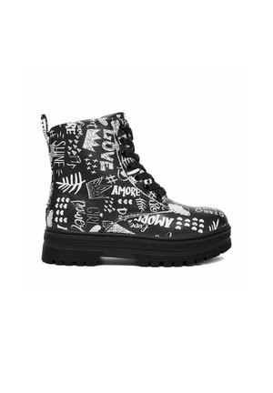 Bota de combate negra con plataforma, con texto y gráficos en estilo graffiti blanco, que incluyen corazones, coronas y frases como "LOVE" y "AMORE".