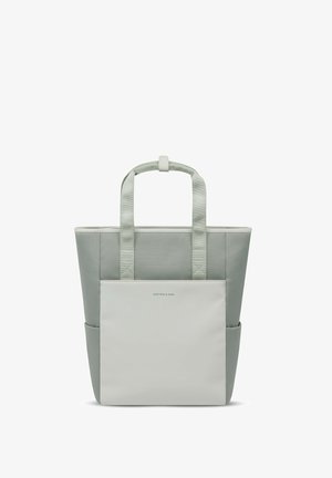 Lysegrå mulepose med to top-hanke, frontlomme, sidelommer og "Kapten & Son" logo på frontlommen.