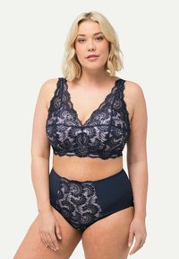 Conjunto de sujetador de encaje y bragas de cintura alta en un profundo azul marino con toques de rosa, que presenta patrones florales, bordes ondulados y tirantes anchos.