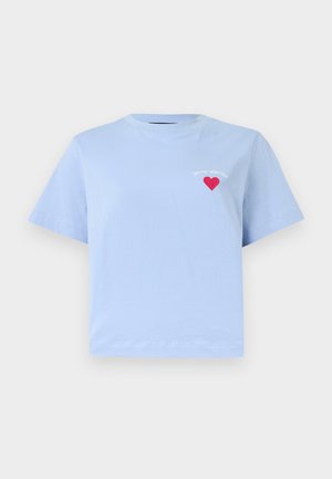T-shirt bleu clair à manches courtes avec un petit cœur rouge et le texte "Sois mon valentin" sur le haut à gauche de la poitrine.