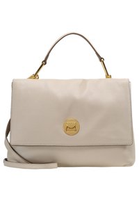 Sac à main en cuir beige avec une surface texturée, des accessoires ronds en or, une bandoulière amovible et une poignée supérieure pour un transport facilité.