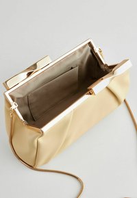 Beige sünteetiline käekott kuldse metallraamiga, pehme, volangilise disainiga ja voodriga sisemus väikese taskuga.