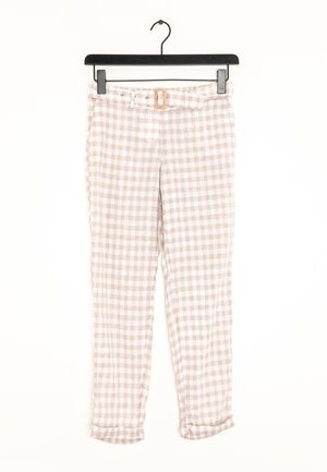Pantalon à carreaux beige et blanc avec une ceinture assortie, ourlets retroussés, suspendu à un cintre noir sur fond blanc.