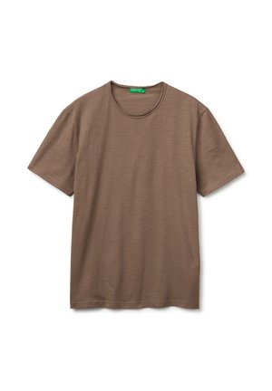 Braunes T-Shirt mit kurzen Ärmeln und Rundhalsausschnitt aus weichem Stoff, flach auf weißem Hintergrund liegend.