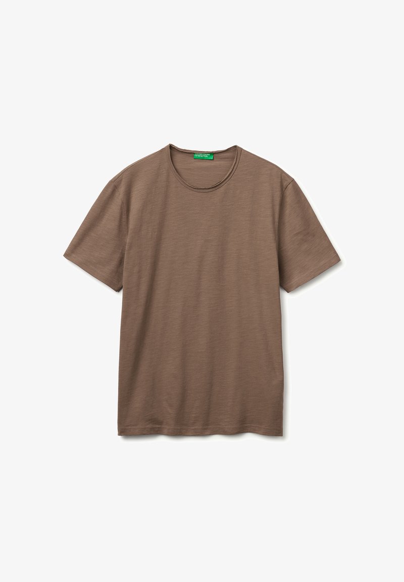 Bruin T-shirt met korte mouwen en een ronde hals, gemaakt van zachte stof, plat gelegd op een witte achtergrond.