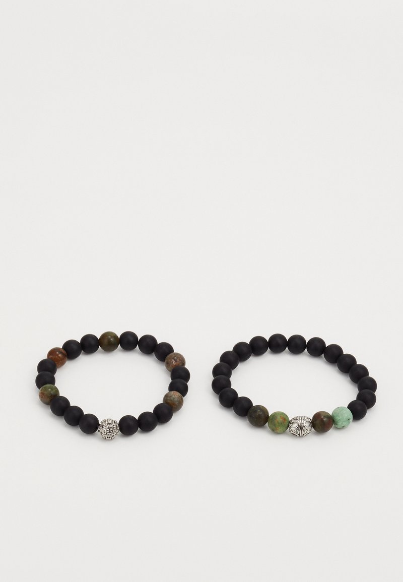 Două brățări din mărgele: una cu mărgele negre mate și pietre multicolore, cealaltă cu mărgele negre mate și pietre verzi, fiecare având o mărgea decorativă din argint.