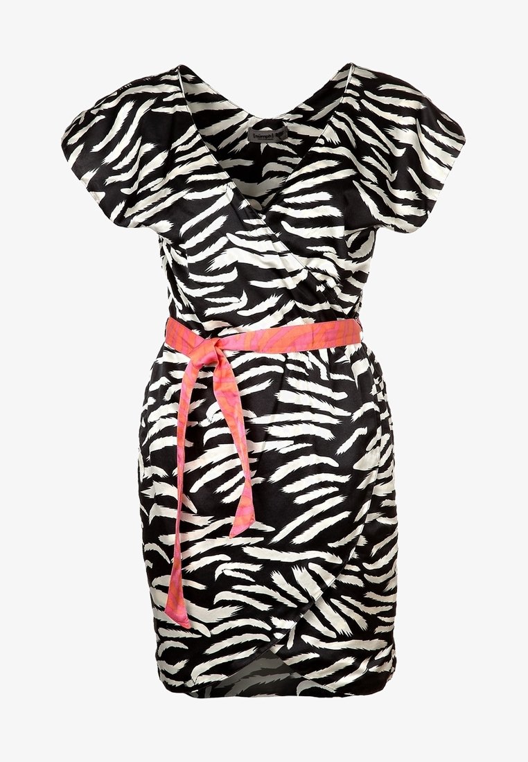Robe portefeuille noire à motif zèbre blanc, manches courtes, ceinture rose à nouer. Confectionnée en tissu lisse avec une forme fluide.