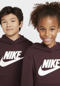 Nike Sportswear CLUB UNISEX - Mikina s kapucňou - burgundy crush white