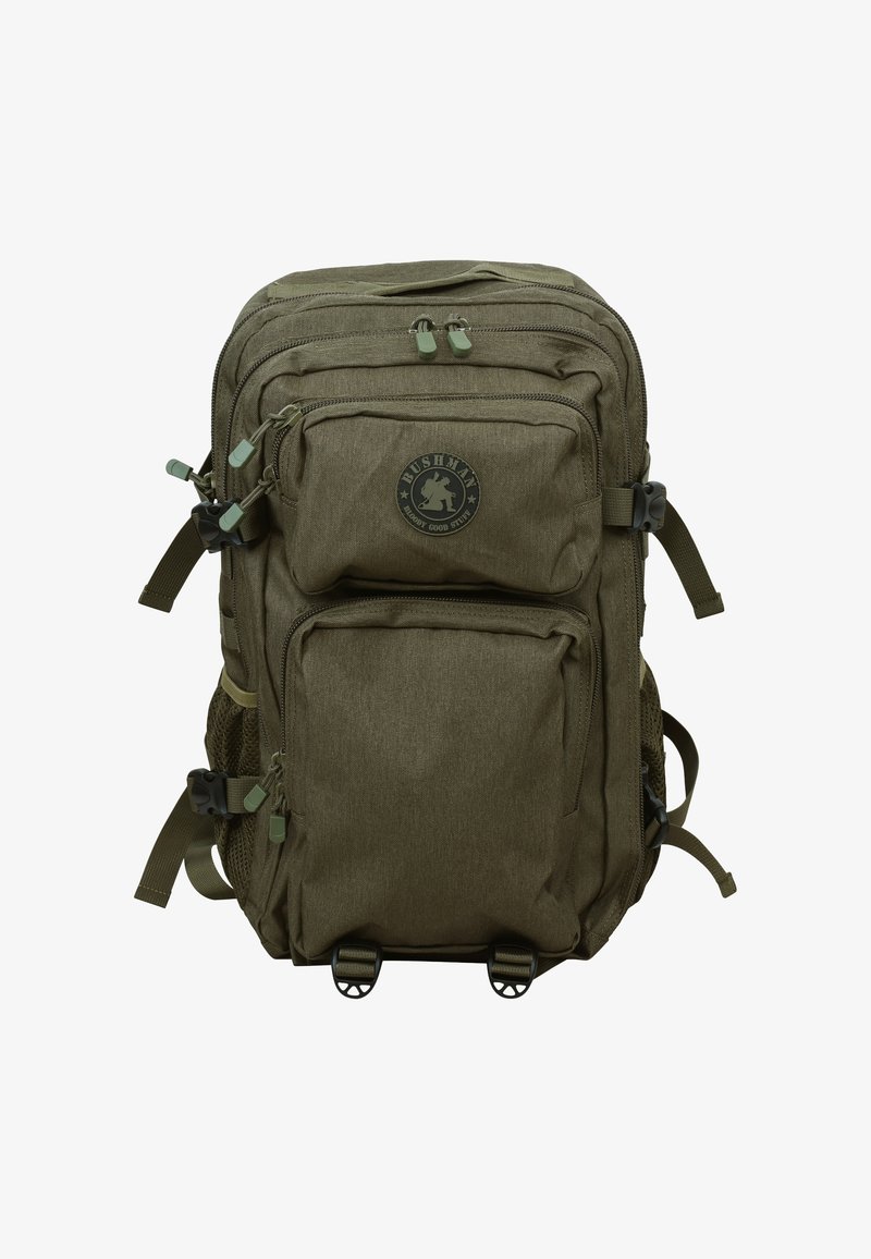 Mochila verde oliva con múltiples compartimentos con cremallera, correas ajustables, bolsillos de malla laterales y un parche de logo circular en la parte frontal.