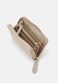 Beige plånbok med dragkedja och guldfärgade detaljer, flera kortfack och en central dragkedjeficka. Tillverkad av slätt, strukturerat material.