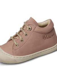Sneaker in pelle rosa chiaro con lacci dorati, punta rotonda, suola in gomma bianca e dettaglio del logo in rilievo. Presenta un design a metà caviglia.