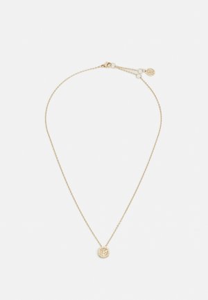 Collar de oro con una delicada cadena y un colgante redondo adornado con pequeñas piedras preciosas engastadas, que realzan su apariencia radiante.
