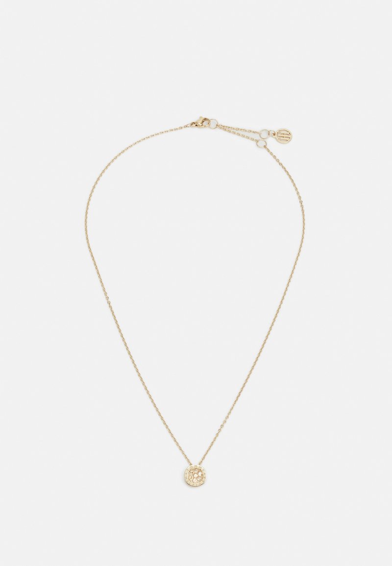 Gouden ketting met een delicate schakel en een ronde medaillon versierd met kleine, ingelegde edelstenen, die de stralende uitstraling ervan versterken.