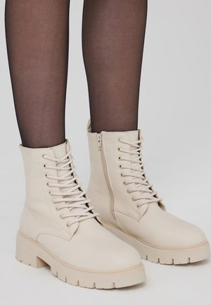 - Botki na platformie