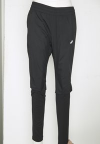 Zwarte sportbroek met elastische tailleband, voorzien van een ritszak en een tapered ontwerp. Gemaakt van lichtgewicht, rekbaar materiaal.